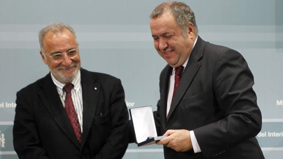 Segundo Martínez, junto al director de TRáfico