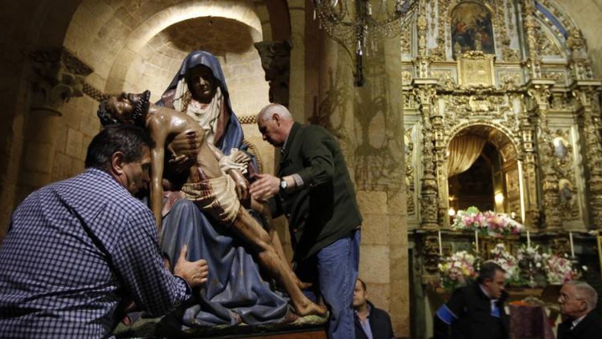 Los 'camareros' de la Virgen del Mercado la preparan para salir en procesión el Viernes de Dolores