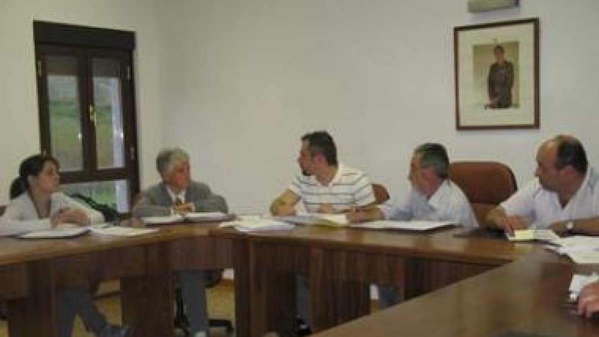 Los concejales independientes en plena explicación de las irregularidades del IBI.