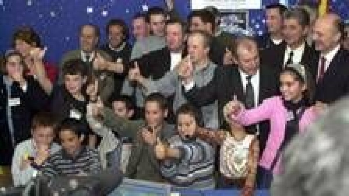 Unas 200 personas -alumnos, padres y autoridades- hablaron con Duque a través de una radioestación