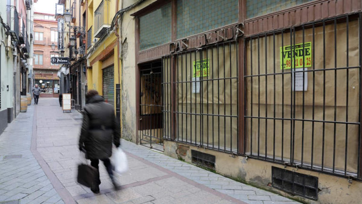 Calle Escalerillas, en las inmediaciones de la plaza Mayor, antes comercial; ahora sólo quedan abiertos bares. SECUNDINO PÉREZ