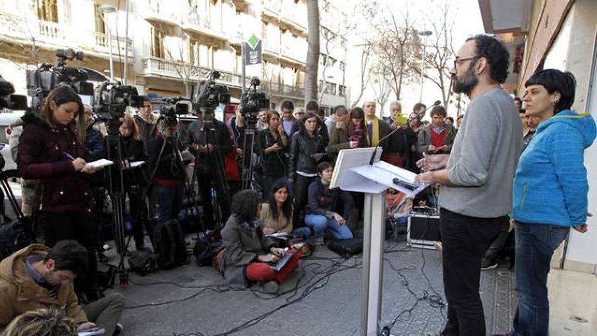 Benet Salellas y Anna Gabriel, diputados de la CUP, en rueda de prensa tras la reunión del consejo político de la formación y su Grupo de Acción Parlamentaria.