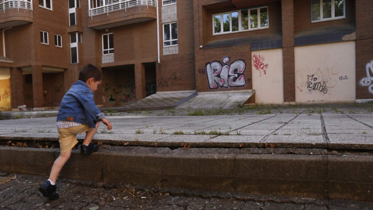 Los vecinos denuncian pintadas y vandalismo. FERNANDO OTERO