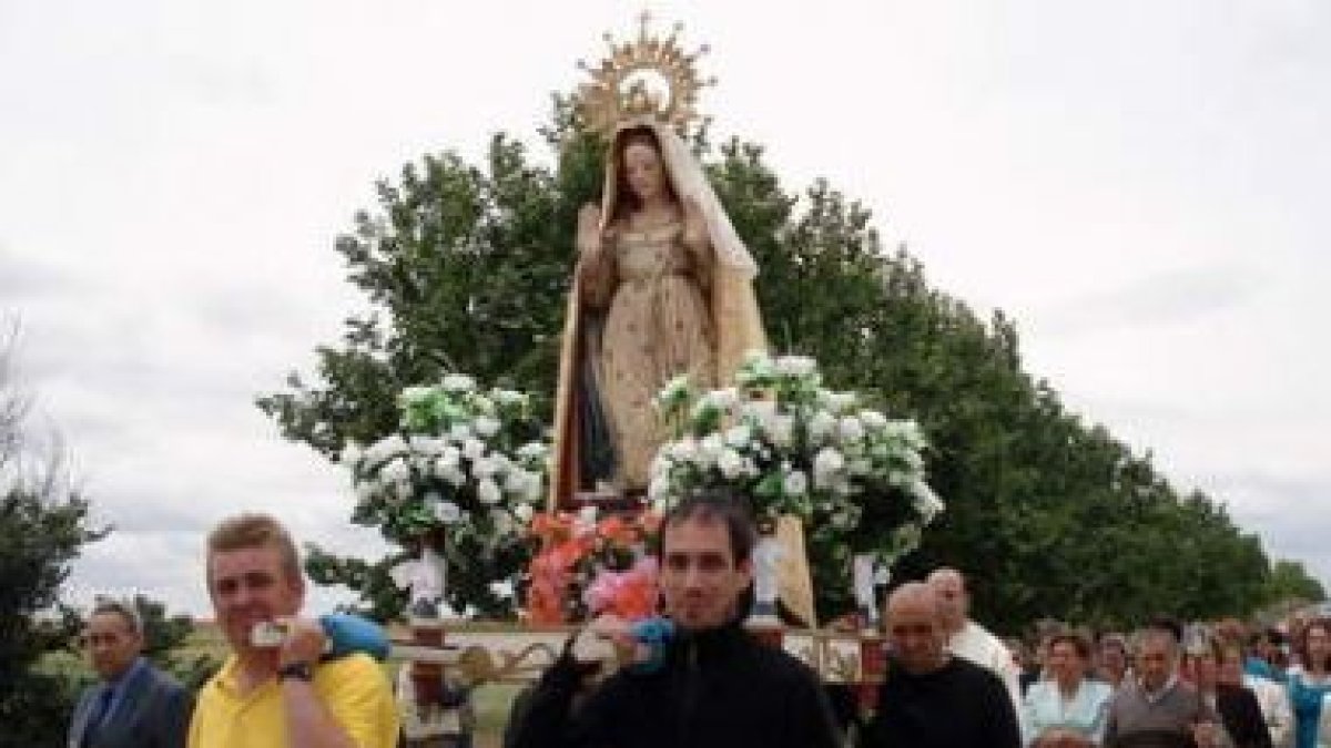 Vecinos de Bercianos llevan a hombros la imagen de la Virgen de Perales.