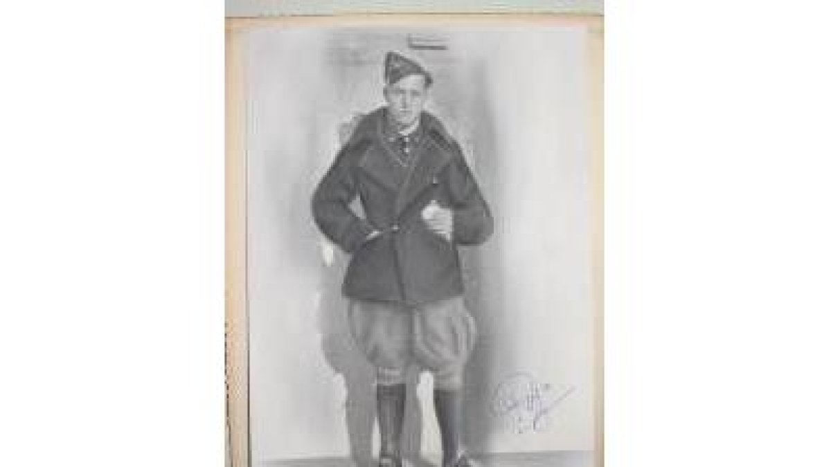 La imagen muestra a Gregorio García en su etapa como militar