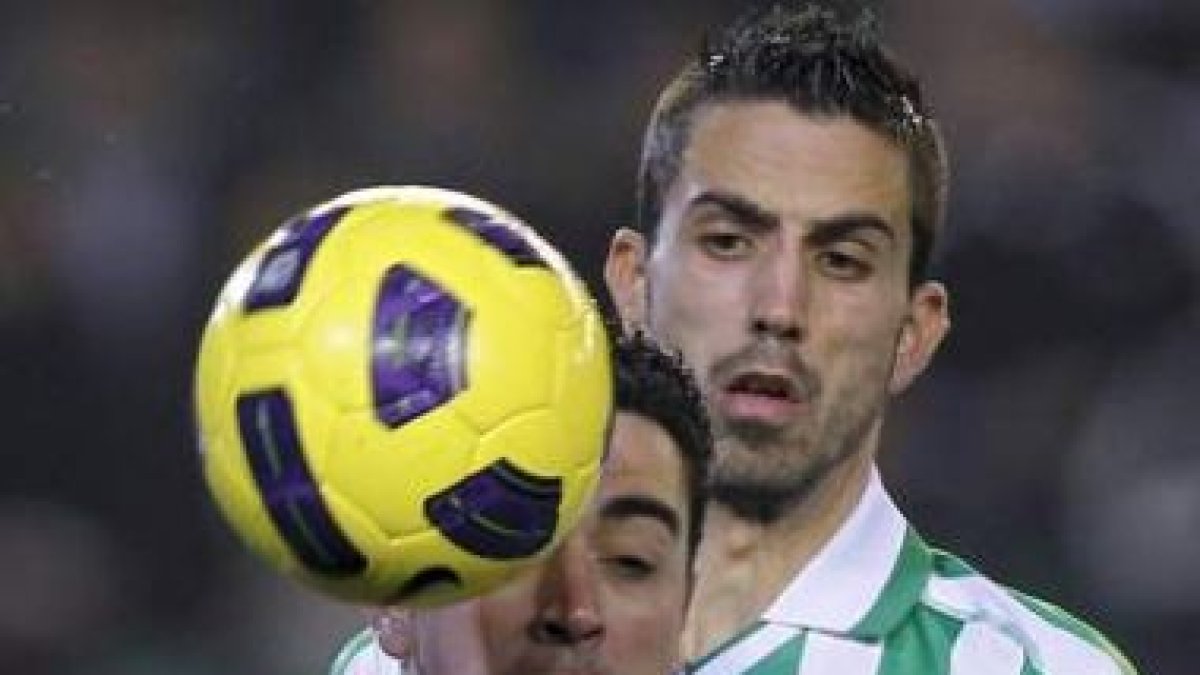El defensa bético, Isidoro Gómez, lucha por el balón con el centrocampista del Barça, Xavi.