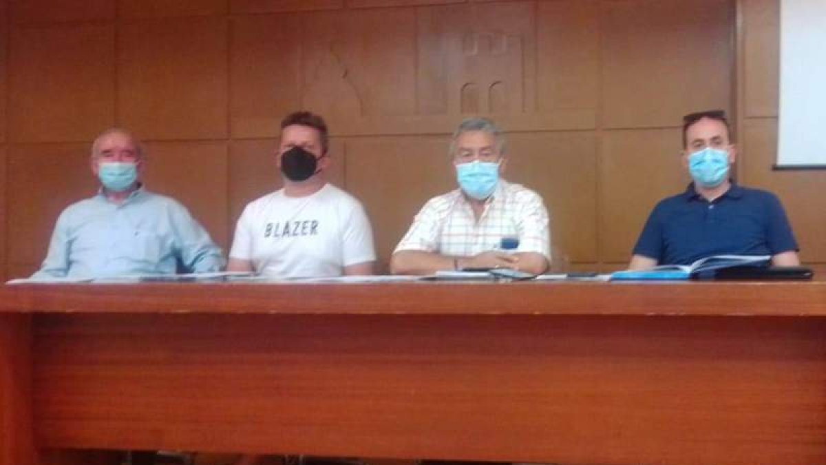 La Junta Gestora de la Bañeza FC, ayer en la asamblea. DL