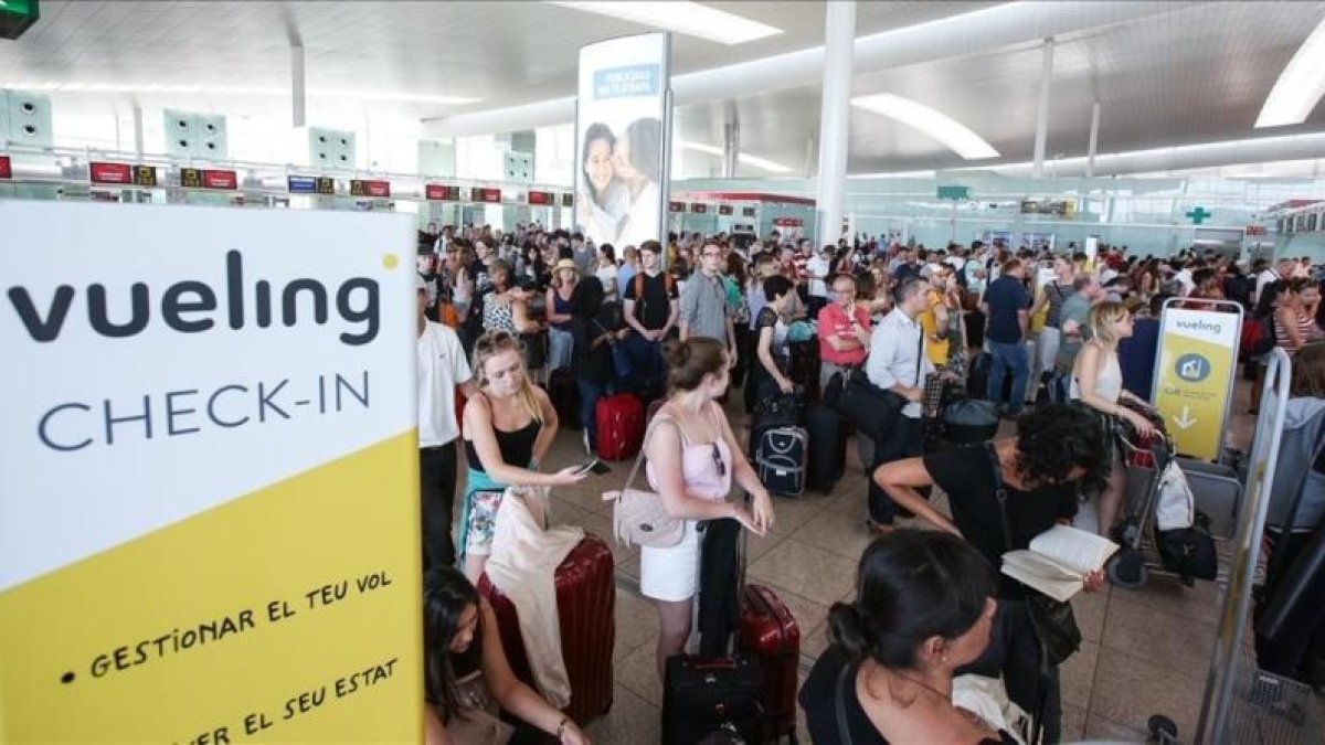 Colas en la terminal de Vueling de El Prat el pasado 1 de julio.