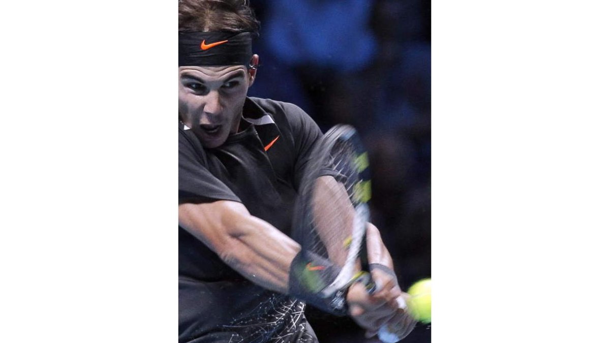 Rafael Nadal responde una bola ante el suizo Roger Federer.