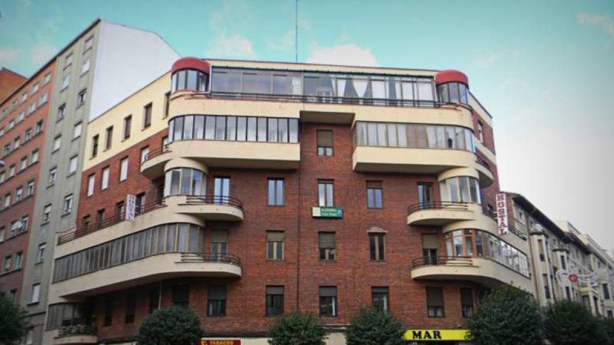 Fachada del edificio número 18 de la Avenida de Roma y detalle de la placa colocada por el Colegio de Arquitectos.