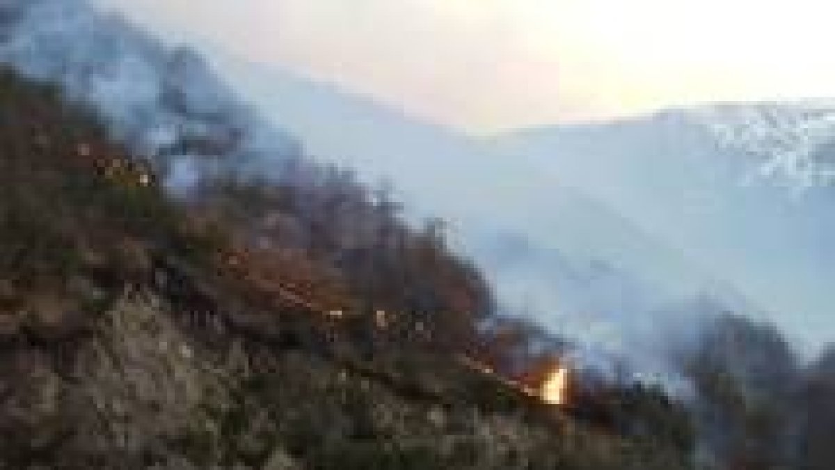Aspecto que presentaba el incendio a última hora de la tarde de ayer, en una de las zonas afectadas