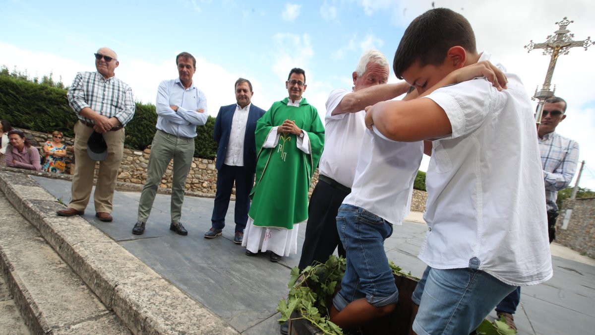 Momento del pisado del primer mosto, a las puertas de la iglesia de Carracedo. ANA F. BARREDO