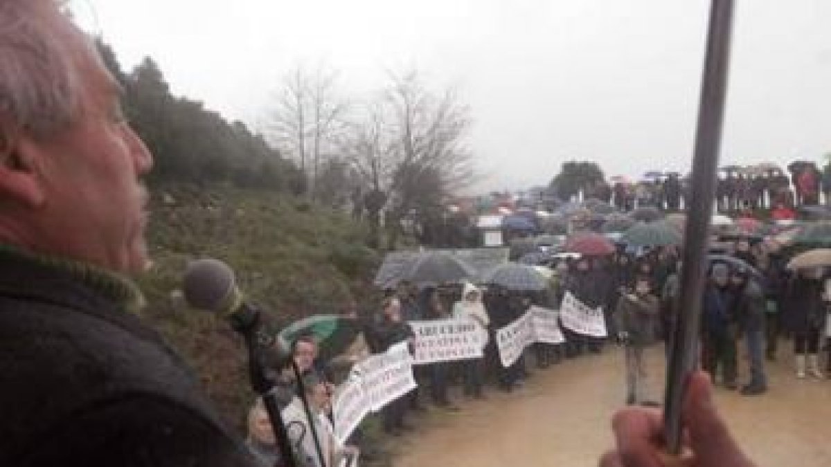 El alcalde de Carucedo, denunciado por la Fiscalía por la cantera de Catisa, dirigiéndose ayer a los