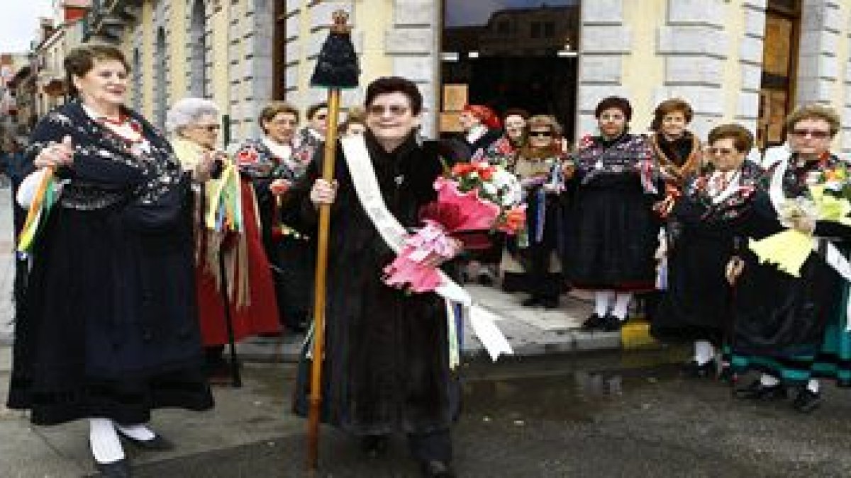 La nueva Águeda Mayor, Celia Quintana -en el centro con el bastón de mando- leyó la cartilla a los