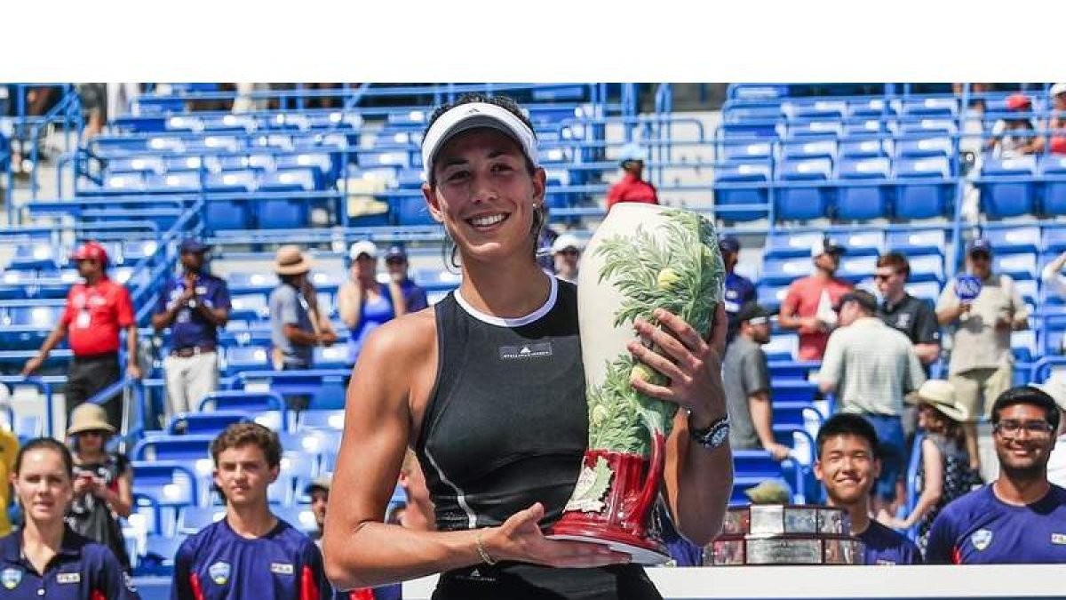Garbiñe Muguruza posa con su trofeo tras ganar a Simone Halep en la final.- TANNEN MAURY