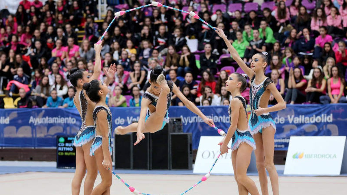 Paula Serrano, Irene Hernández, Inés Álvarez, Olatz Rodríguez, Natalia Gago y Ainhoa López durante su ejercicio de mazas. HIDALGO