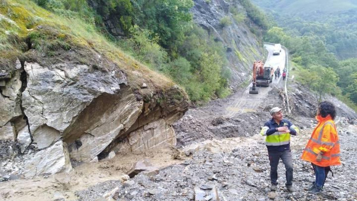 Imagen del derrumbe de la carretera de Peñalba este verano