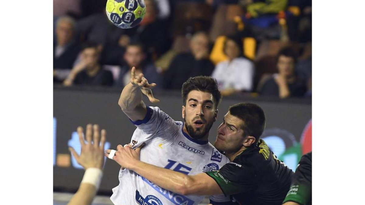 El defensa manchego es una de las piezas clave de Rafa Guijosa en defensa. J.C.