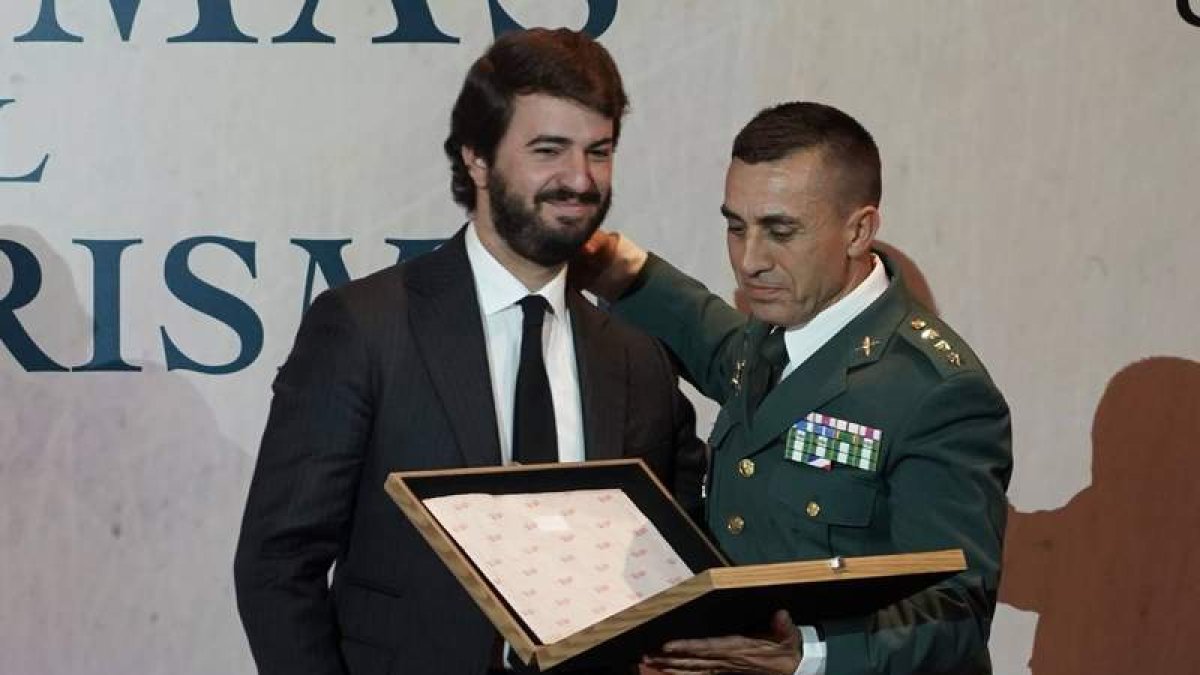 Gallardo entrega ayer a la Guardia Civil el reconocimiento. RUBÉN CACHO