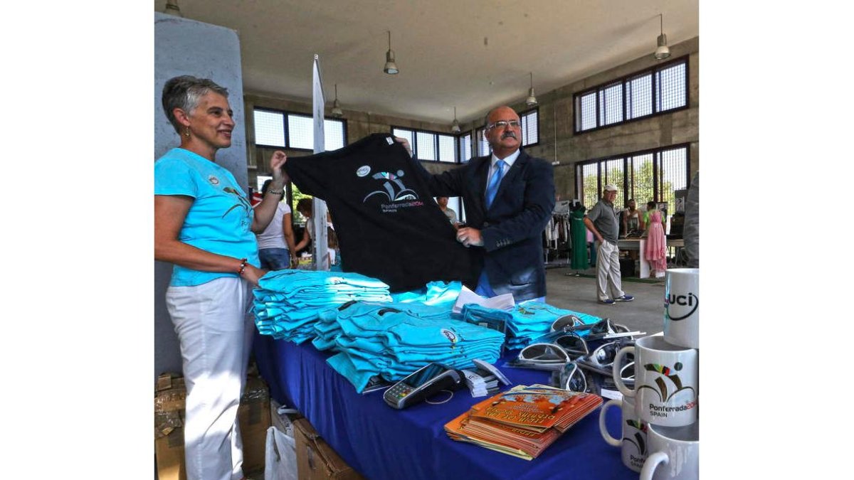 Emilio Cubelos, con el merchandising del Mundial.
