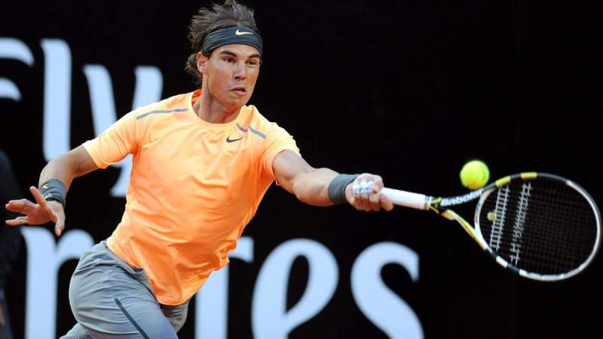 El tenista español Rafael Nadal devuelve la bola al alemán Florian Mayer.
