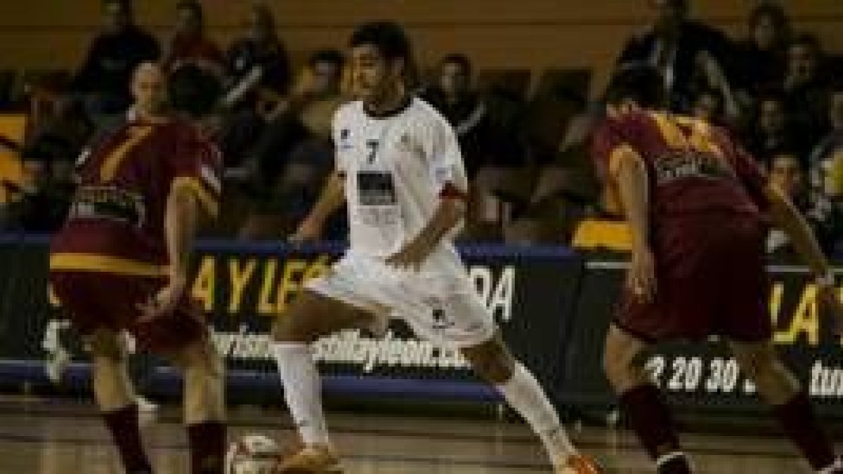 Campos, a la izquierda, y Fer tratan de frenar el avance de Bruno, jugador de Puerto Celeiro