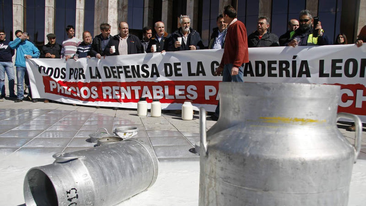 Un brindis con leche y una pancarta se sumaron a la segunda protesta, que tuvo como polémica con la seguridad privada la entrega de leche a la Junta. FERNANDO OTERO