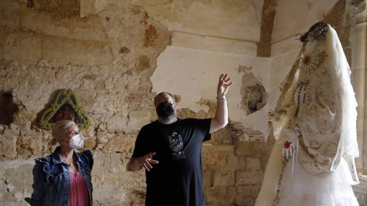 Luis García muestra a Eduardo Morán, Martínez Majo y Pablo López Presa la exposición. MARCIANO PÉREZ