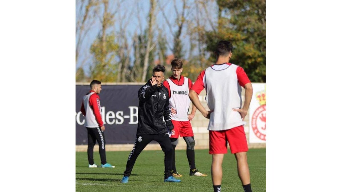 Rubén de la Barrera dando instrucciones a sus jugadores durante un entrenamiento. DL