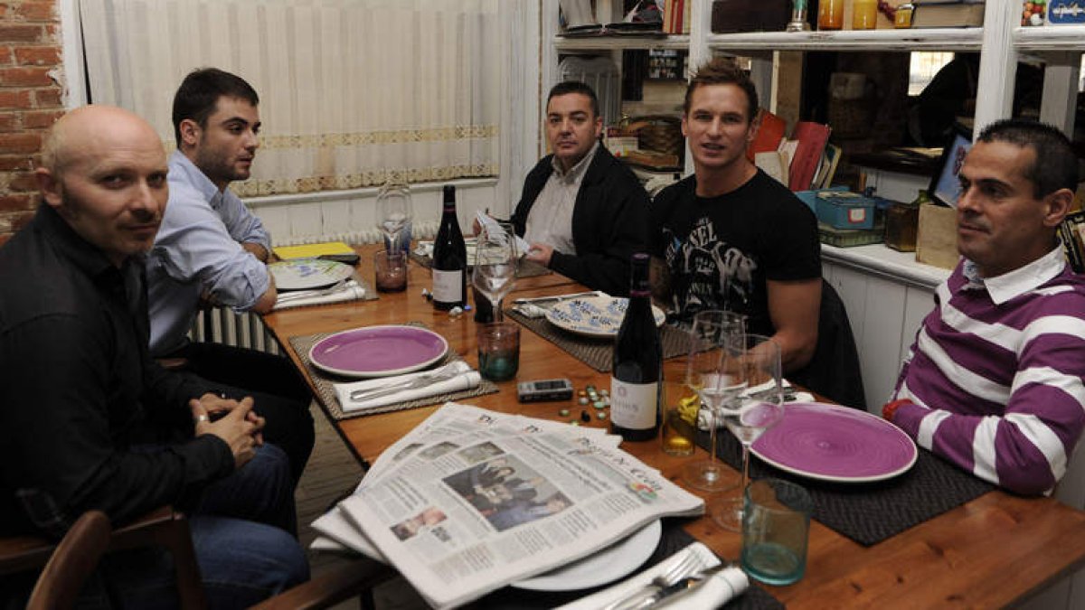 Miguel Ángel Tranca, Sergio C. Anuncibay, Georgino Fernández y Ángel Fraguas compartieron mesa y mantel con el extremo eslovaco del Reale Ademar Martin Stranovsky.