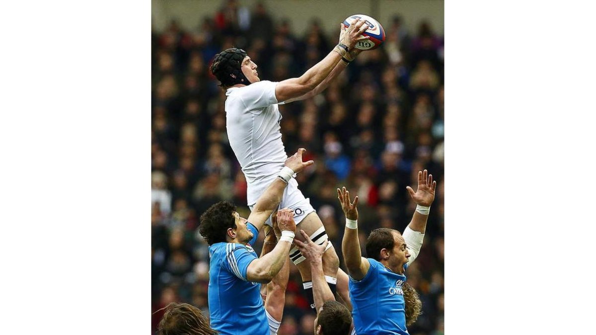 El inglés Tom Wood atrapa el balón oval en una touche.