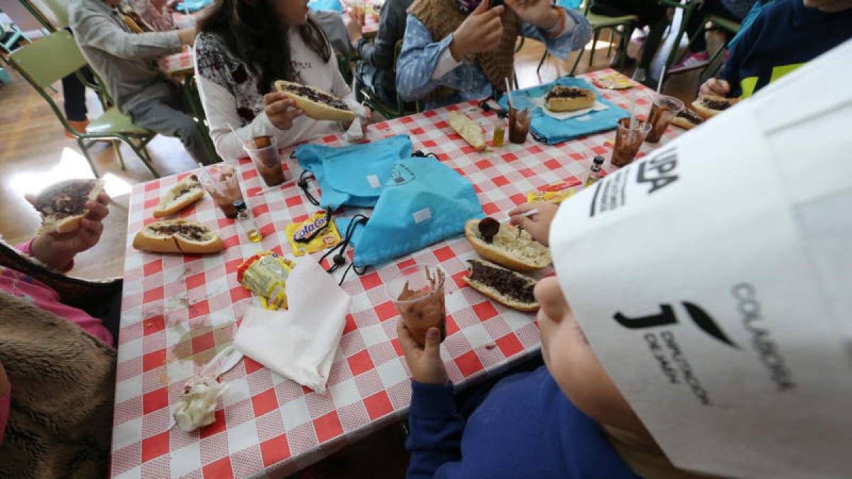 Los niños se convirtieron en ‘chefs’ saludables por un día. ANA F. BARREDO