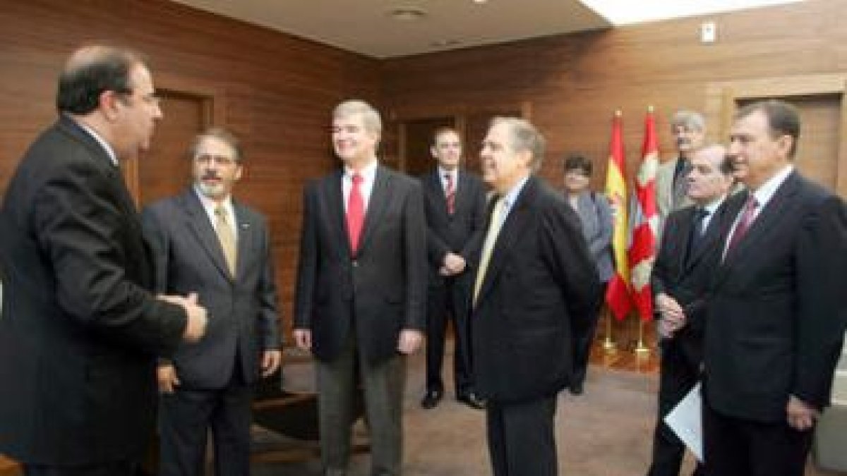Herrera, con los representates del Estado y de la Universidad de Washington y los consejeros Villanu