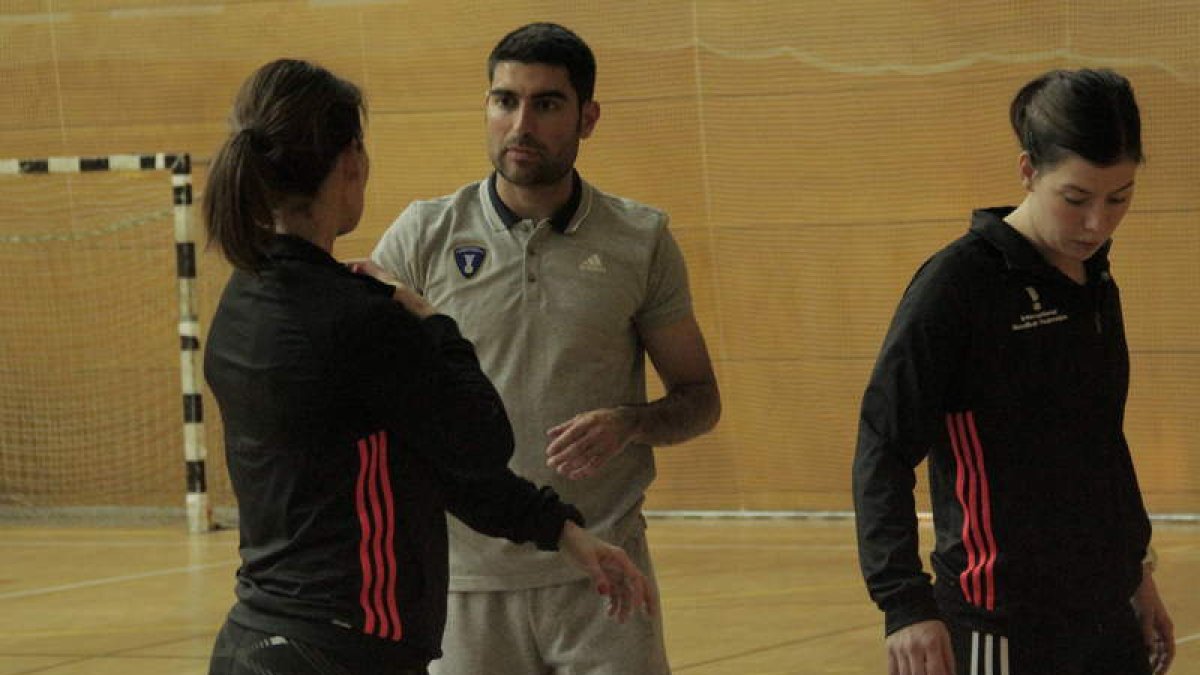 David Suárez es el responsable en materia de preparación física de los árbitros en la IHF . DL