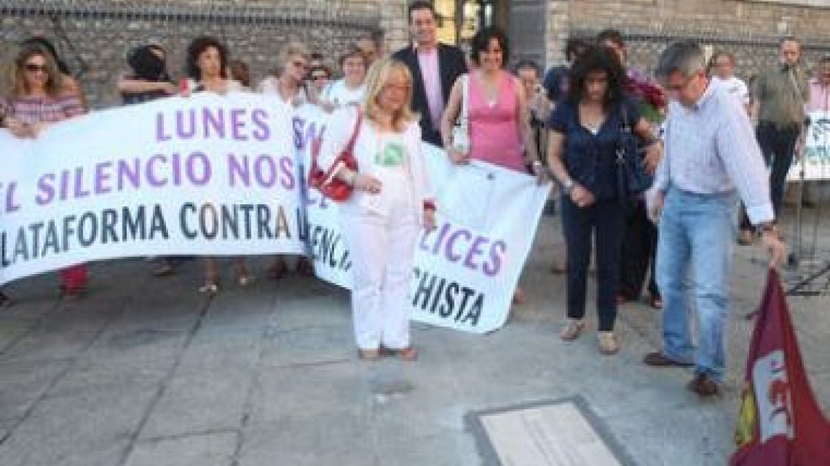 Francisco Fernández, en el momento de descubrir la placa.