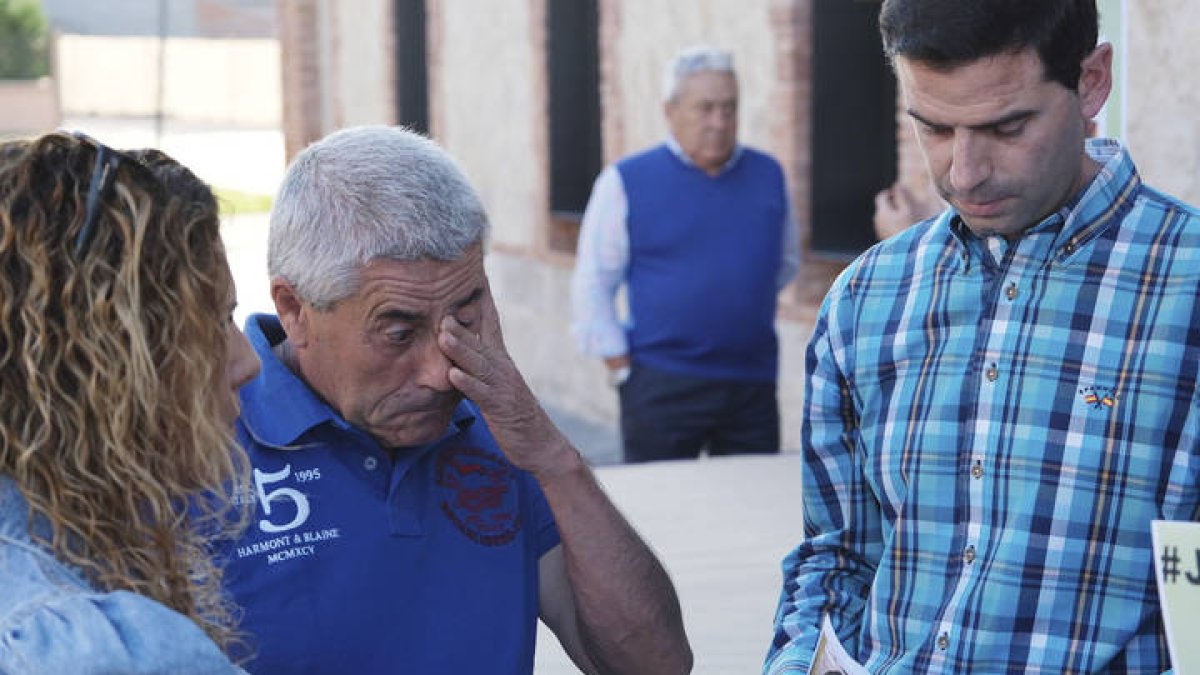 El padre de Esther López, Miguel, momentos antes del inicio de una concentración en Traspinedo. FERNANDO SANZ
