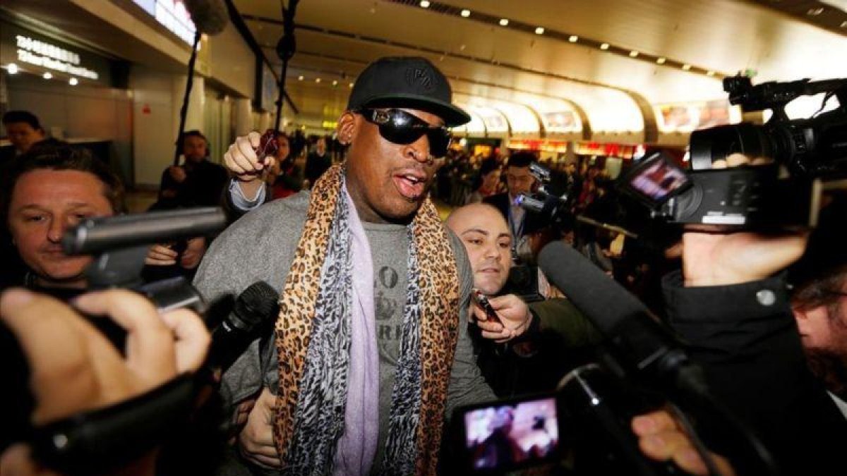 Dennis Rodman, en una imagen reciente, rodeado de cámaras.