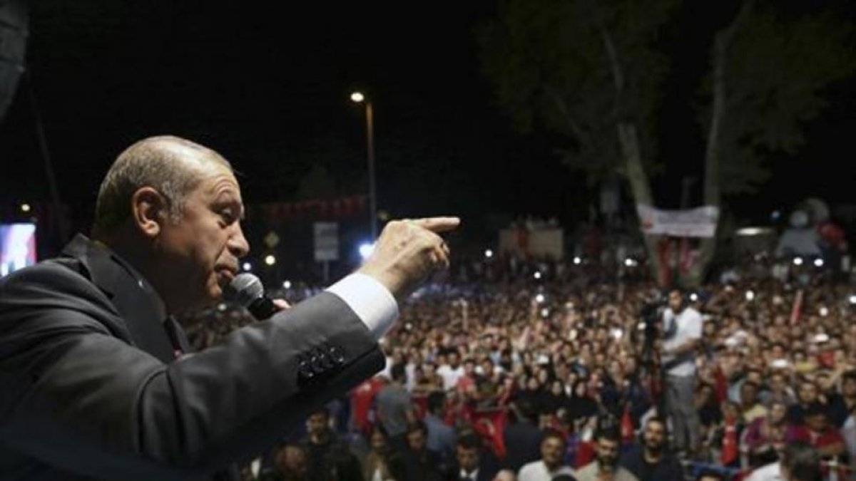 Erdogan se dirige a sus seguidores, ayer, en Estambul.