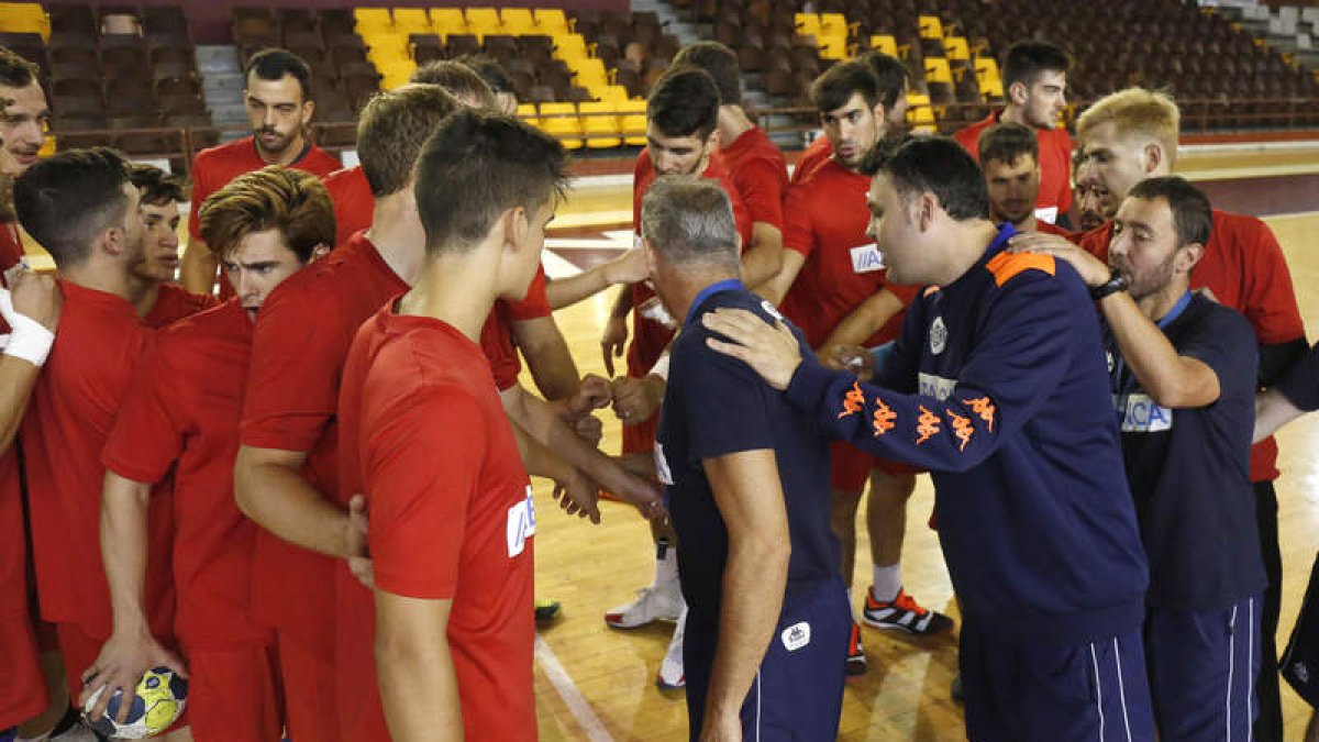Todo el plantel del Abanca Ademar aspira a sumar hoy una nueva victoria ante el Quabit Guadalajara. FERNANDO OTERO