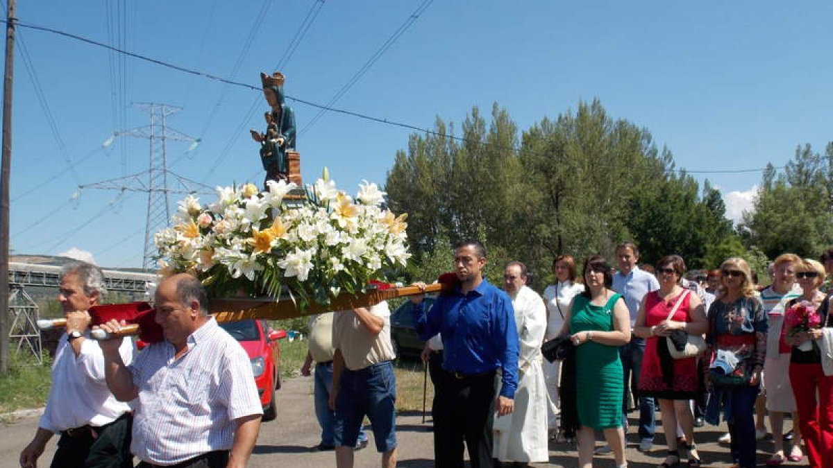 Un momento de la procesión de la Virgen de Celada.