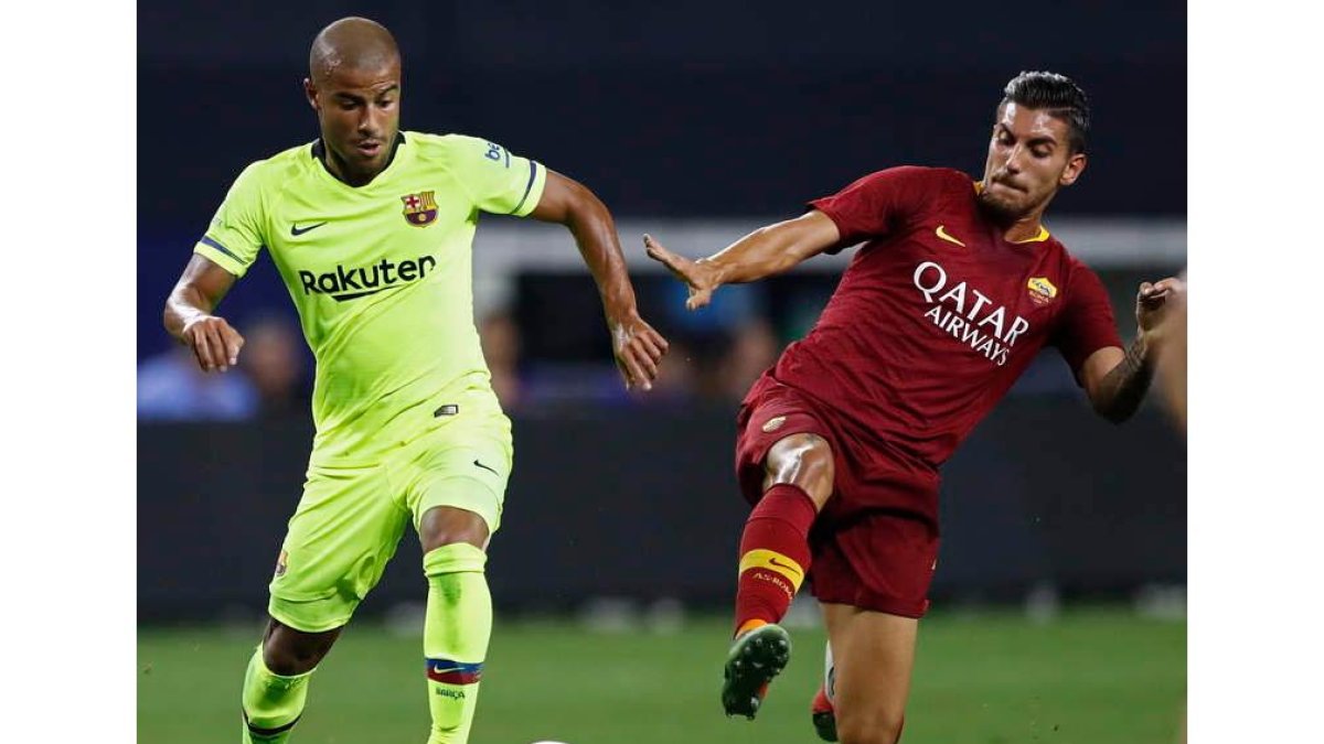 El barcelonista Rafinha intenta controlar el balón ante la presencia de Pellegrini. SMITH