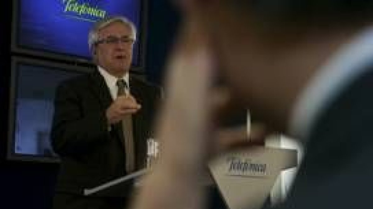 Alierta, Clos, Martínez y Alejo ven cómo trabaja uno de los empleados