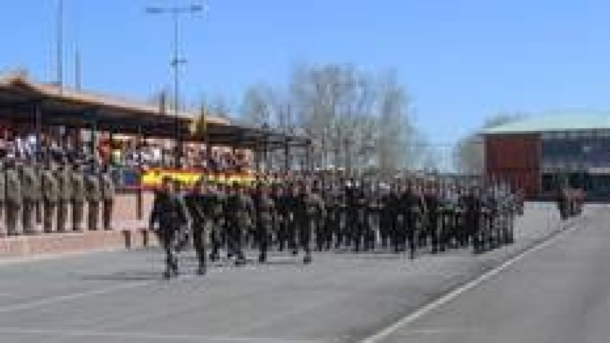 El patio de armas de la base Conde de Gazola acogió el acto castrense de despedida a los militares