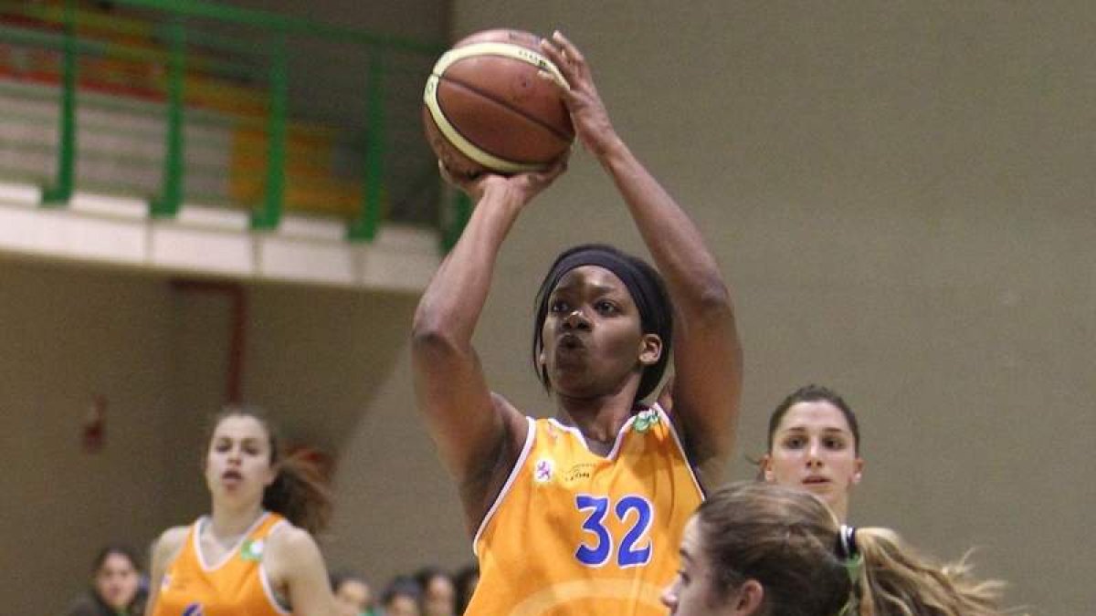 Jennifer George lanza a canasta ante la mirada de la escolta gallega María Centeno.