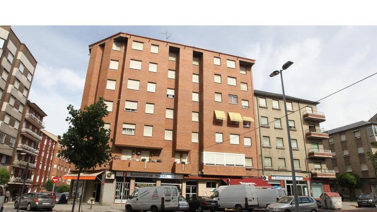 Los hechos se produjeron de madrugada en el número 17 de la avenida de América, en Ponferrada.