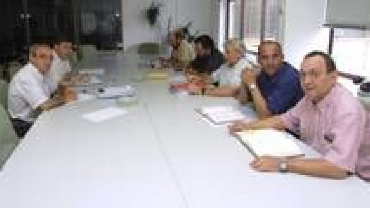 En la foto, una reunión del comité de empresa con la dirección de zona de Endesa