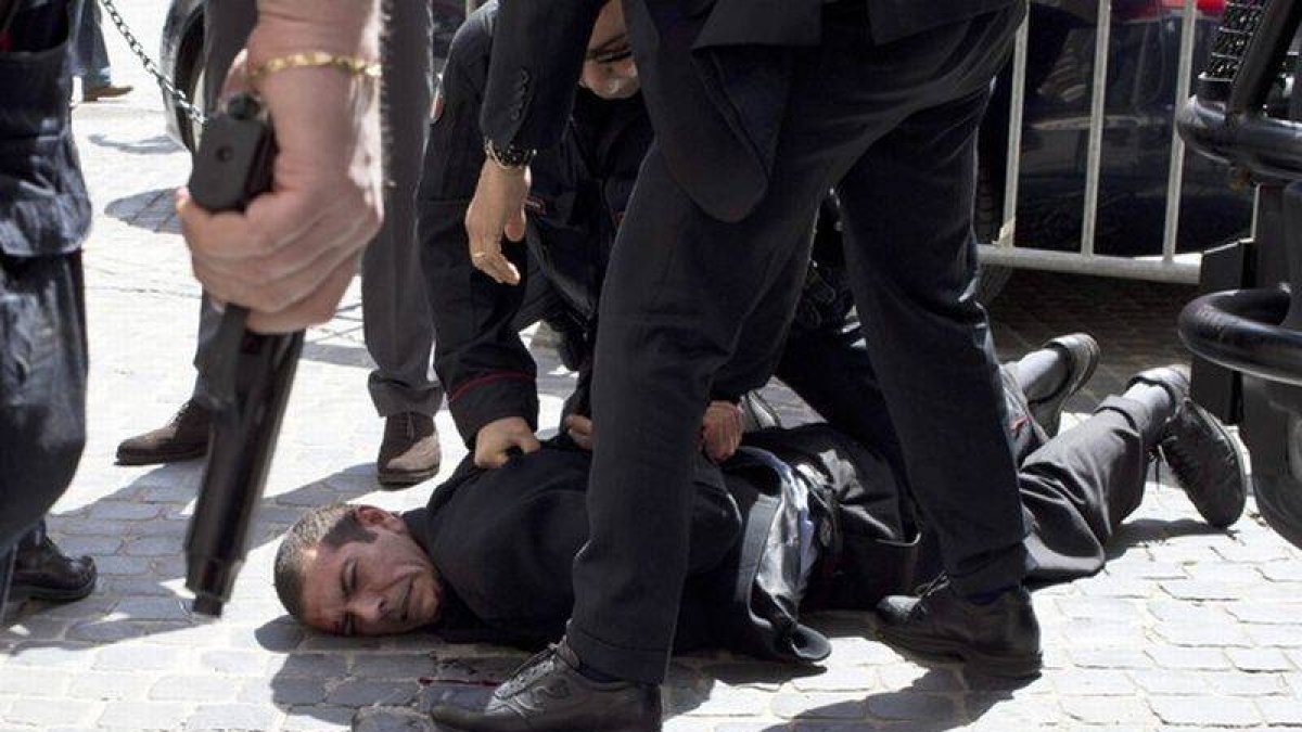 Luigi Preiti, en el suelo tras ser detenido después de disparar a unos carabineros en el centro de Roma.