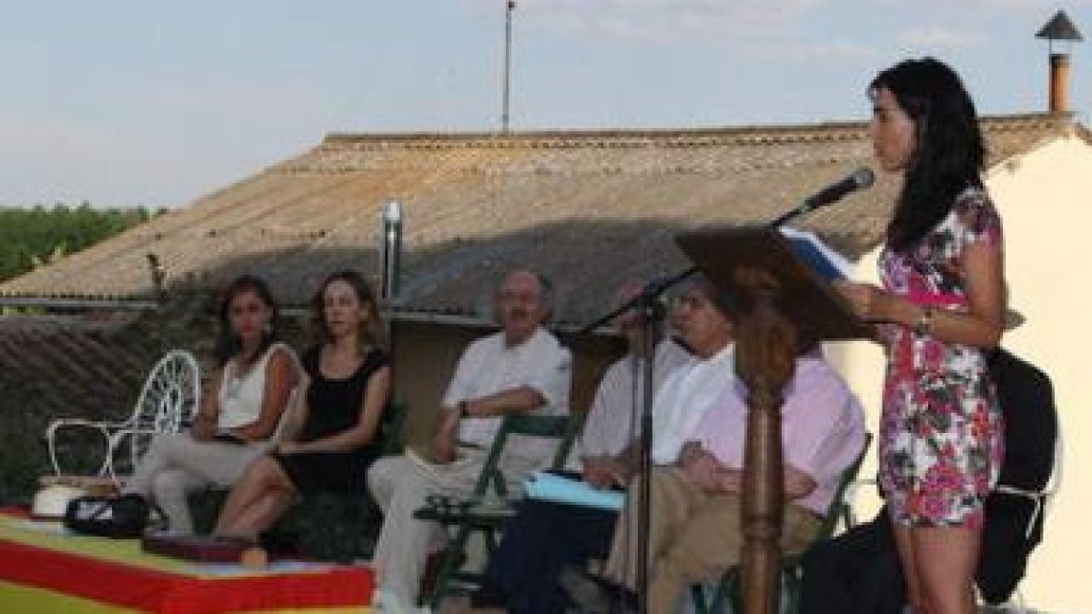 Colinas, en el centro, junto a los autores que participaron en la declamación.