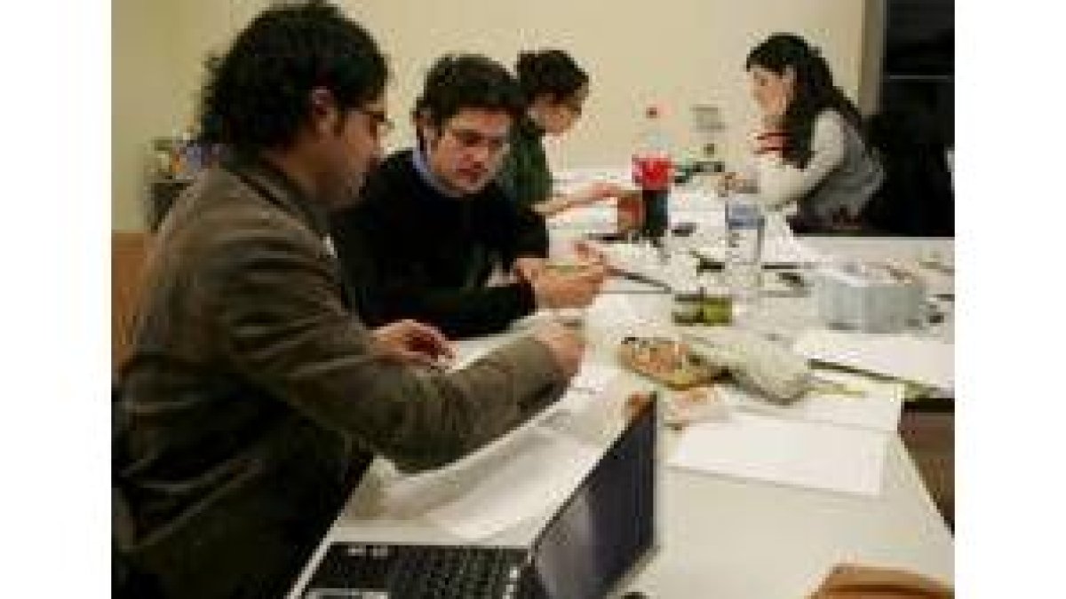 Uno de los equipos trabaja en su proyecto en el Vivero de Empresas