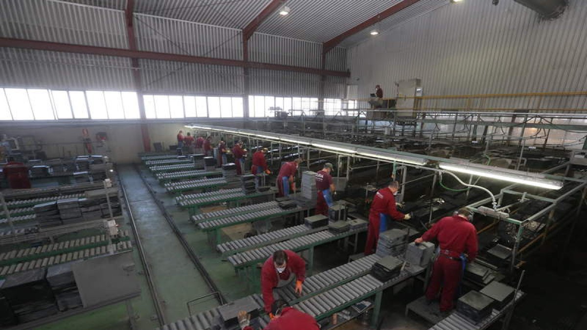 Trabajadoeres de la pizarra en una industria situada en San Pedro de Trones. L. DE LA MATA